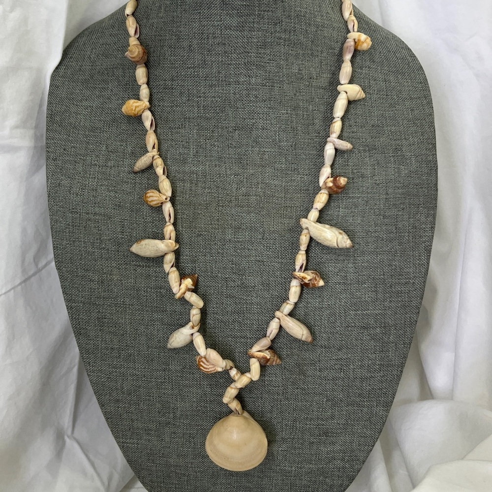 Vintage Shell Lei Necklace Rare LARGE Very Nice and has Two Clams Shells☑️ - Picture 4 of 8